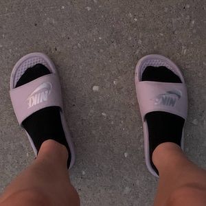 Nike Benassi slides in lavender size 6